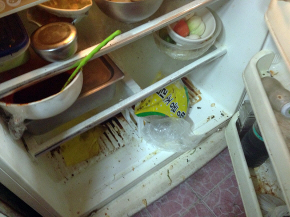 한 업소에서는 냉장고에 식재료가 음식 쓰레기와 뒤섞여 보관돼 눈살을 찌푸리게 했다. 