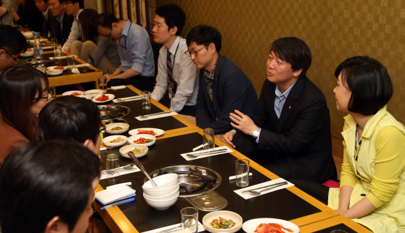 무소속 안철수(오른쪽에서 두 번째) 의원이 24일 서울 여의도의 한 식당에서 국회 출입기자들과 오찬 간담회를 갖고 기자들의 질문에 답변하고 있다. 