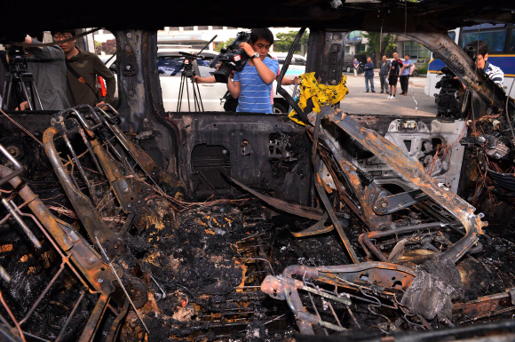 가수 손호영씨가 24일 번개탄을 피워 자살하려다 전소된 카니발 차량 내부가 형체를 알아볼 수 없을 정도로 불에 탔다. 