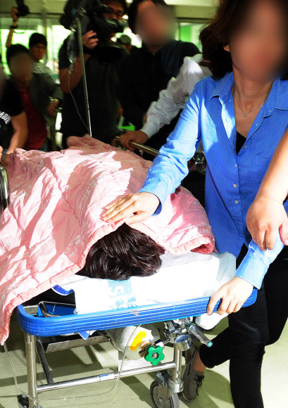 서울 용산구 순천향대병원 응급실에서 치료를 받은 손씨가 중환자실로 이동하고 있는 모습이다. 연합뉴스 