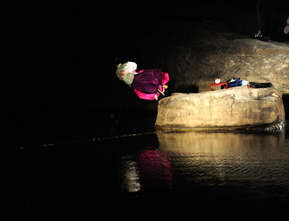 ‘제12회 진주 논개제’가 열린 경남 진주시 진주성 아래 남강 의암(義巖)에서 (사)극단현장이 임진왜란 당시 논개가 왜장을 끌어안고 남강에 뛰어드는 논개순국장면을 재현하고 있다. 진주시/연합뉴스