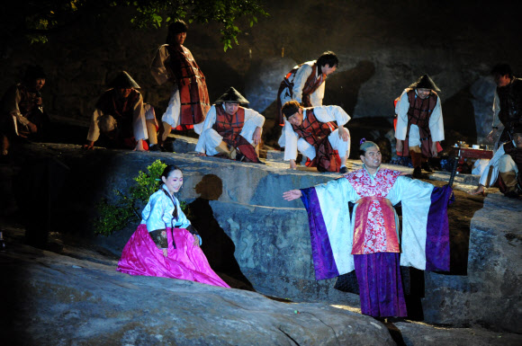 ‘제12회 진주 논개제’가 열린 경남 진주시 진주성 아래 남강 의암(義巖)에서 (사)극단현장이 임진왜란 당시 논개가 왜장을 끌어안고 남강에 뛰어드는 논개순국장면을 재현하고 있다. 진주시/연합뉴스