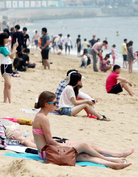 26일 오후 부산 해운대 해수욕장, 무더위에 시민들이 시원한 바닷바람을 맞으며 여유로운 오후를 보내고 있다. 연합뉴스