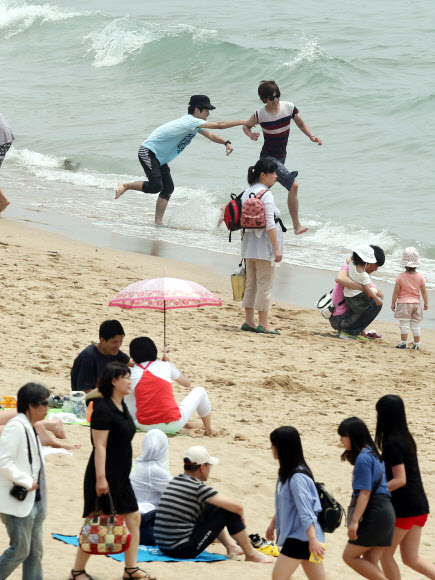 26일 오후 부산 해운대 해수욕장, 무더위에 시민들이 시원한 바닷바람을 맞으며 여유로운 오후를 보내고 있다. 연합뉴스