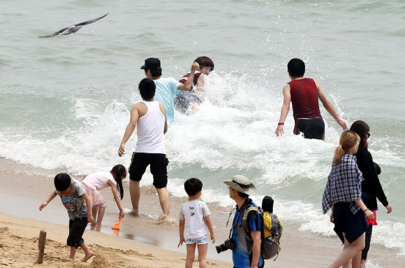 26일 오후 부산 해운대 해수욕장, 무더위에 시민들이 시원한 바닷바람을 맞으며 여유로운 오후를 보내고 있다. 연합뉴스
