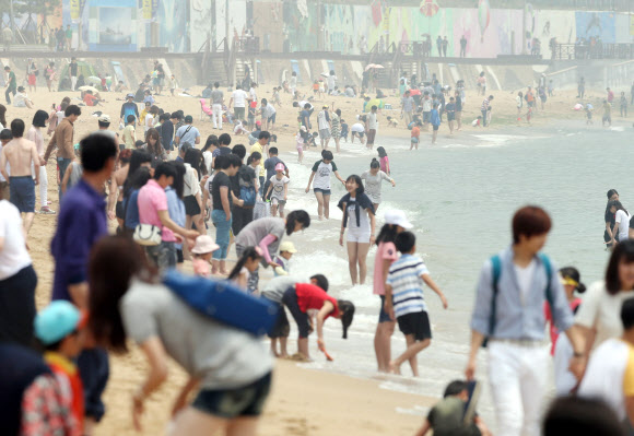 26일 오후 부산 해운대 해수욕장, 무더위를 식히러온 시민들로 북적이고 있다.  연합뉴스