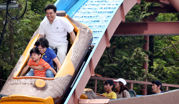 26일 오전 경기도 과천 서울랜드를 방문한 시민들이 급류타기 놀이기구를 즐기고 있다. 연합뉴스