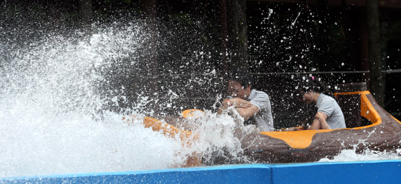 26일 오전 경기도 과천 서울랜드를 방문한 시민들이 급류타기 놀이기구를 즐기고 있다. 연합뉴스