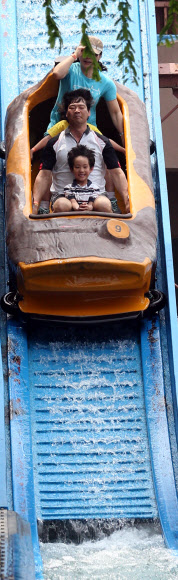 26일 오전 경기도 과천 서울랜드를 방문한 시민들이 급류타기 놀이기구를 즐기고 있다.  연합뉴스