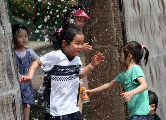 26일 오전 경기도 과천 서울랜드를 방문한 어린이들이 물놀이를 즐기고 있다.  연합뉴스