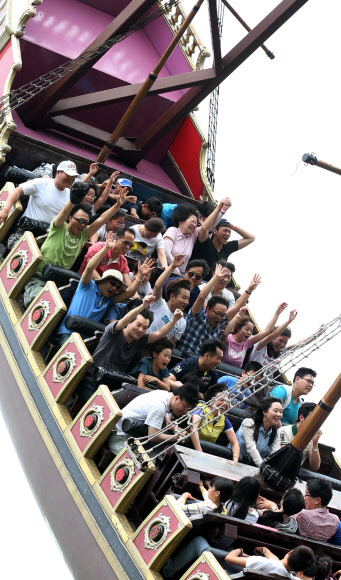 26일 오전 경기도 과천 서울랜드를 방문한 시민들이 바이킹을 타며 즐거워하고 있다. 연합뉴스