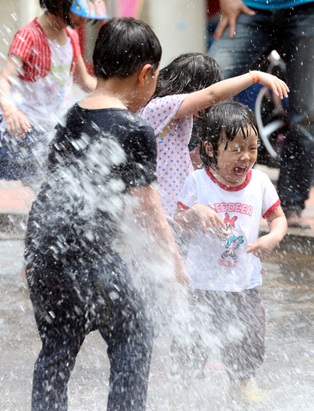 26일 오전 경기도 과천 서울랜드를 방문한 어린이들이 물놀이를 즐기고 있다. 연합뉴스
