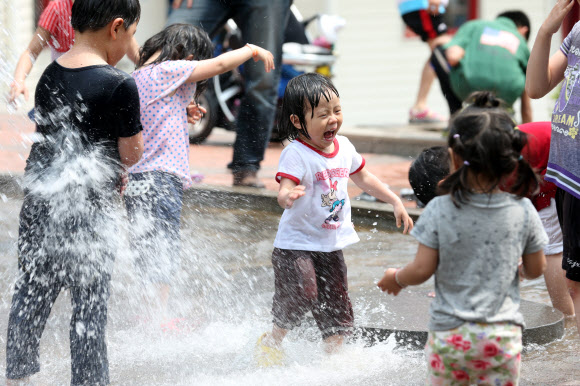 26일 오전 경기도 과천 서울랜드를 방문한 어린이들이 물놀이를 즐기고 있다.  연합뉴스