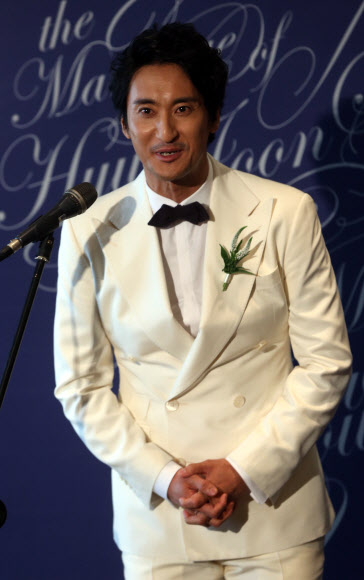 배우 신현준이 26일 오후 서울 용산구 하얏트 호텔에서 열린 결혼 기자회견에서 결혼 소감을 말하고 있다.  연합뉴스