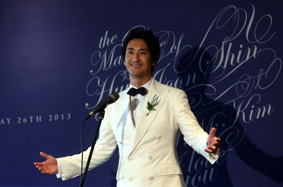 배우 신현준이 26일 오후 서울 용산구 하얏트 호텔에서 열린 결혼 기자회견에서 결혼 소감을 말하고 있다. 연합뉴스