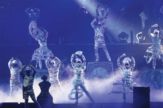 캐나다의 공연기획사 ‘태양의 서커스’가 마이클 잭슨 재단과 손잡고 기획한 ‘태양의 서커스-마이클 잭슨 임모털 월드투어’. 2009년 갑작스러운 죽음으로 미완으로 남은 그의 월드투어를 입체적으로 부활시킨 무대다.<br>마스트엔터테인먼트 제공