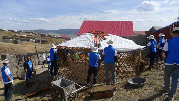 지난 20일 몽골 울란바토르 외곽 지역에서 수은 직원들이 몽골의 전통 가옥인 게르를 만들고 있다. 수출입은행 제공