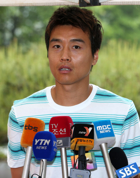 2014브라질 월드컵 아시아 최종예선 레바논과의 원정을 앞두고 소집된 축구 대표팀의 이동국(전북)이 27일 오전 파주 국가대표 트레이닝센터(NFC)에서 취재진의 질문에 답하고 있다.  연합뉴스