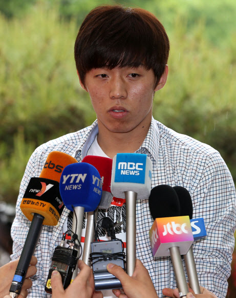 2014브라질 월드컵 아시아 최종예선 레바논과의 원정을 앞두고 소집된 축구 대표팀의 김보경(카디프시티)이 27일 오전 파주 국가대표 트레이닝센터(NFC)로 들어서며 취재진의 질문에 답하고 있다.  연합뉴스