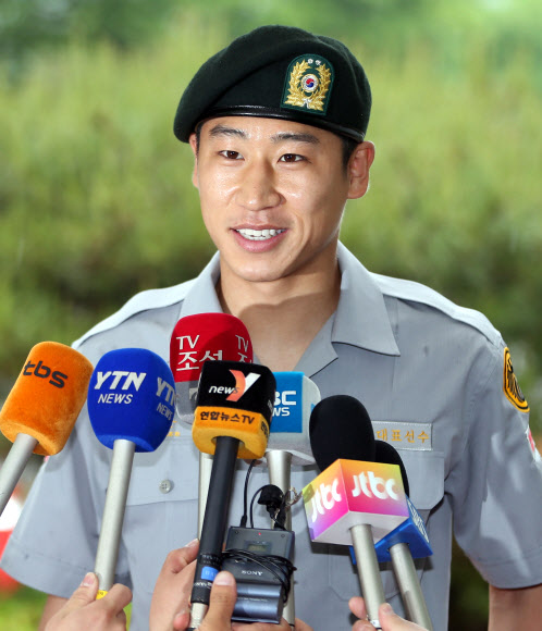 2014브라질 월드컵 아시아 최종예선 레바논과의 원정을 앞두고 소집된 축구 대표팀의 이근호(상주 상무)가 27일 오전 파주 국가대표 트레이닝센터(NFC)로 들어서며 취재진의 질문에 답하고 있다.  연합뉴스