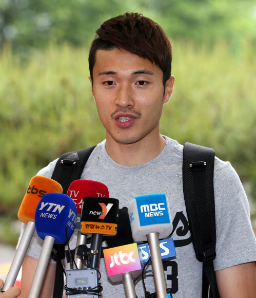 2014브라질 월드컵 아시아 최종예선 레바논과의 원정을 앞두고 소집된 축구 대표팀의 박종우(부산)가 27일 오전 파주 국가대표 트레이닝센터(NFC)로 들어서며 취재진의 질문에 답하고 있다. 연합뉴스