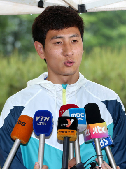2014브라질 월드컵 아시아 최종예선 레바논과의 원정을 앞두고 소집된 축구 대표팀의 지동원(아우크스부르크)이 27일 오전 파주 국가대표 트레이닝센터(NFC)로 들어서며 취재진 질문에 답하고 있다.  연합뉴스