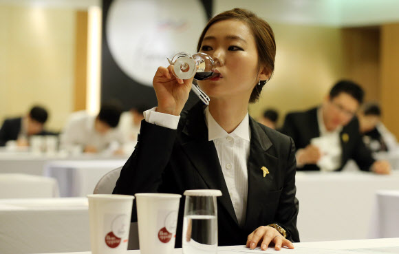27일 오전 서울 삼성동 코엑스 인터컨티넨탈 호텔에서 열린 제12회 한국 소믈리에 대회 2차 예선에서 참가자들이 와인 블라인드 테이스팅 시험을 치르고 있다. 연합뉴스