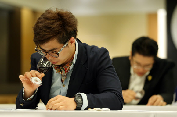 27일 오전 서울 삼성동 코엑스 인터컨티넨탈 호텔에서 열린 제12회 한국 소믈리에 대회 2차 예선에서 참가자들이 와인 블라인드 테이스팅 시험을 치르고 있다. 연합뉴스