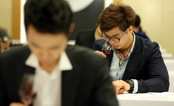 27일 오전 서울 삼성동 코엑스 인터컨티넨탈 호텔에서 열린 제12회 한국 소믈리에 대회 2차 예선에서 참가자들이 와인 블라인드 테이스팅 시험을 치르고 있다.  연합뉴스