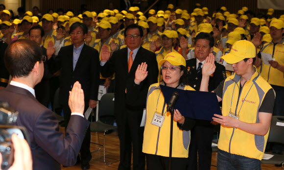 27일 오전 서울시청에서 열린 ‘여성 안심귀가 스카우트 발대식’에서 참가자들이 선서를 하고 있다. 연합뉴스
