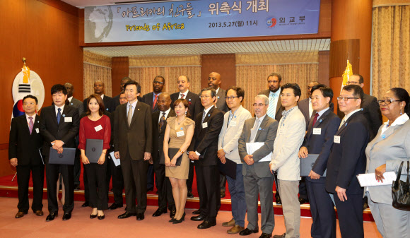 윤병세 외교부장관이 27일 외교부청사에서 아프리카 정책자문 등의 하나로 구성된 ‘아프리카의 친구들’을 위촉하고 나서 기념촬영하고 있다. 연합뉴스