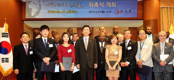 윤병세 외교부장관이 27일 외교부청사에서 아프리카 정책자문 등의 하나로 구성된 ‘아프리카의 친구들’을 위촉하고 나서 기념촬영하고 있다. 연합뉴스