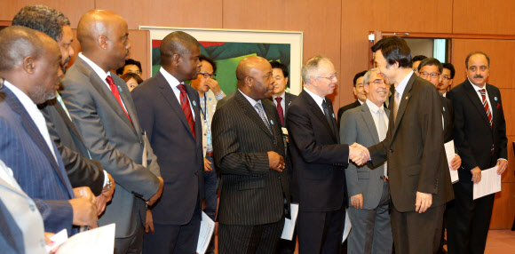 윤병세 외교부장관이 27일 외교부청사에서 열린 아프리카 정책자문 등을 위해 구성된 ‘아프리카의 친구들’ 위촉식에서 아프리카국가 대사들과 인사하고 있다.  연합뉴스