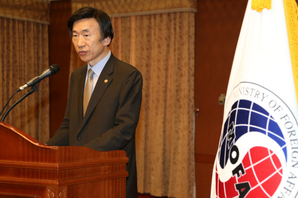 윤병세 외교부장관이 27일 외교부청사에서 열린 아프리카 정책자문 등을 위해 구성된 ‘아프리카의 친구들’ 위촉식에서 축사하고 있다.   연합뉴스