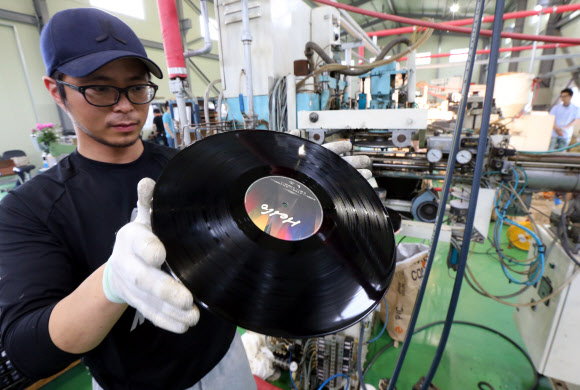 27일 김포시 대곶면  LP팩토리 공장에서 직원들이 조용필의 정규 19집 ‘헬로’를 LP판으로 찍어내고 있다.  연합뉴스