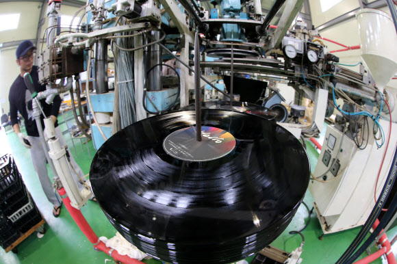 27일 김포시 대곶면  LP팩토리 공장에서 직원들이 조용필의 정규 19집 ‘헬로’를 LP판으로 찍어내고 있다.  연합뉴스