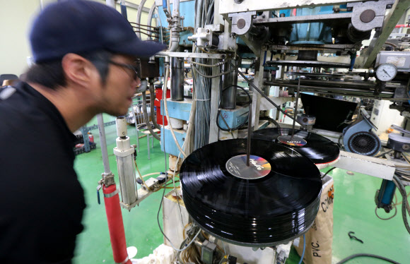 27일 김포시 대곶면  LP팩토리 공장에서 직원들이 조용필의 정규 19집 ‘헬로’를 LP판으로 찍어내고 있다.  연합뉴스