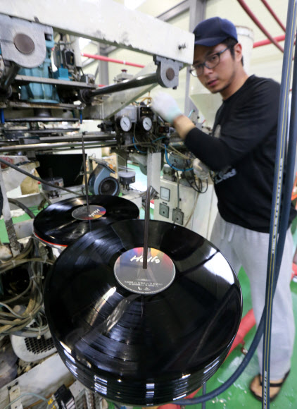 27일 김포시 대곶면  LP팩토리 공장에서 직원들이 조용필의 정규 19집 ‘헬로’를 LP판으로 찍어내고 있다.  연합뉴스