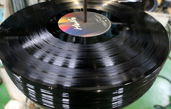 27일 김포시 대곶면  LP팩토리 공장에서 직원들이 조용필의 정규 19집 ‘헬로’를 LP판으로 찍어내고 있다.  연합뉴스