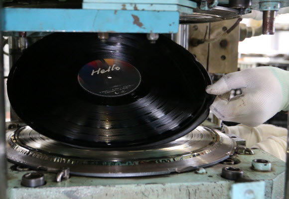 27일 김포시 대곶면  LP팩토리 공장에서 직원들이 조용필의 정규 19집 ‘헬로’를 LP판으로 찍어내고 있다.  연합뉴스