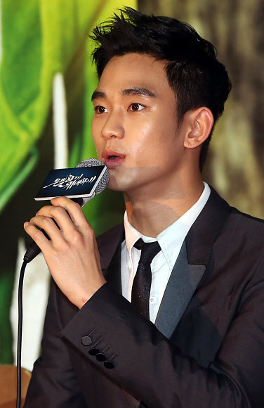 27일 오후 서울 동대문 메가박스에서 열린 영화 ‘은밀하게 위대하게’ 언론시사회에서 배우 김수현이 인사말을 하고 있다.   연합뉴스