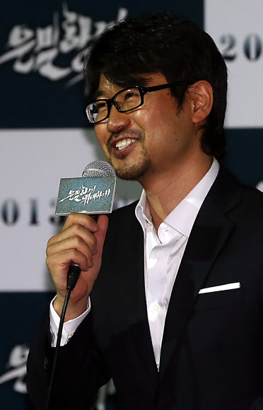 27일 오후 서울 동대문 메가박스에서 열린 영화 ‘은밀하게 위대하게’ 언론시사회에서 장철수 감독이 인사말을 하고 있다. 연합뉴스