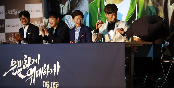 27일 오후 서울 동대문 메가박스에서 열린 영화 ‘은밀하게 위대하게’ 언론시사회에서 배우 김수현(오른쪽)이 취재진에 인사를 하고 있다.  연합뉴스