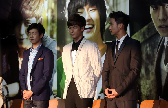 27일 오후 서울 동대문 메가박스에서 열린 영화 ‘은밀하게 위대하게’ 언론시사회에서 배우 이현우(왼쪽부터), 박기웅, 김수현이 취재진에 인사를 하고 있다.  연합뉴스