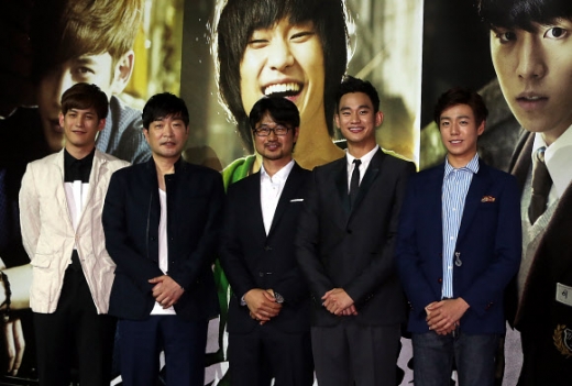 27일 오후 서울 동대문 메가박스에서 열린 영화 ‘은밀하게 위대하게’ 언론시사회에서 배우 박기웅(왼쪽부터), 손현주, 장철수 감독, 배우 김수현, 이현우가 포토타임을 갖고 있다. <br>연합뉴스
