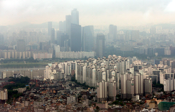 전국적으로 비가 내린 28일 오후 서울N타워에서 바라본 서울 도심에 비구름이 자욱하게 깔려 있다.