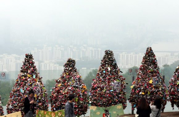 전국적으로 비가 내린 28일 오후 서울N타워에서 바라본 서울 도심에 비구름이 자욱하게 깔려 있다.