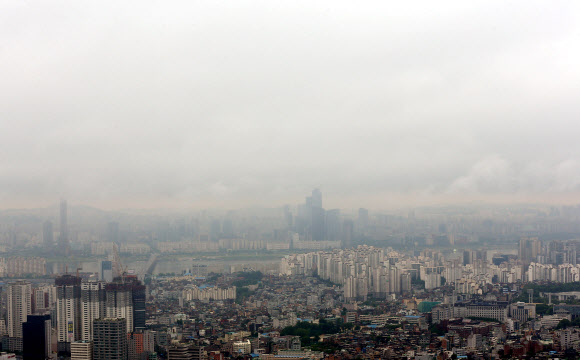 전국적으로 비가 내린 28일 오후 서울N타워에서 바라본 서울 도심에 비구름이 자욱하게 깔려 있다.