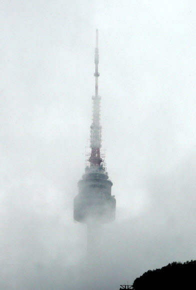 전국적으로 비가 내린 28일 오후 서울N타워가 비구름에 둘러싸여 있다.