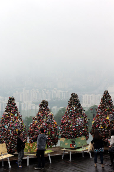 전국적으로 비가 내린 28일 오후 서울N타워에서 바라본 서울 도심에 비구름이 자욱하게 깔려 있다.